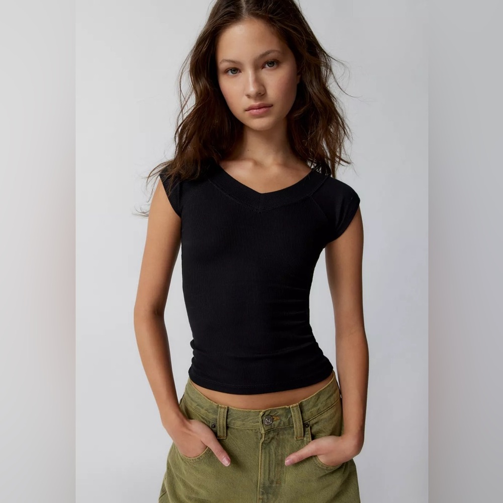 Urban Outfitters Shannen V-Neck Top🖤
